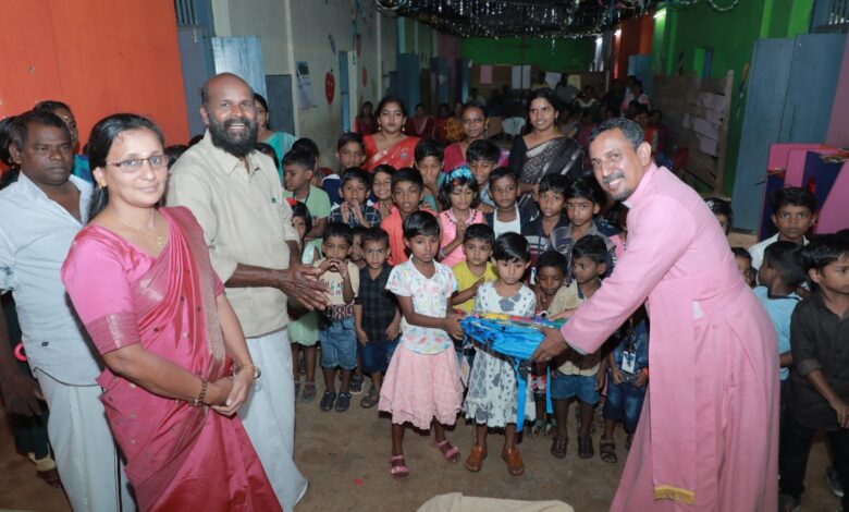 തടിയൂർ ഡി.വി.എച്ച്.എൽ.പി സ്ക്കൂളിലെ കുട്ടികൾക്ക് പഠനോപകരണങ്ങൾ വിതരണം ചെയ്തു