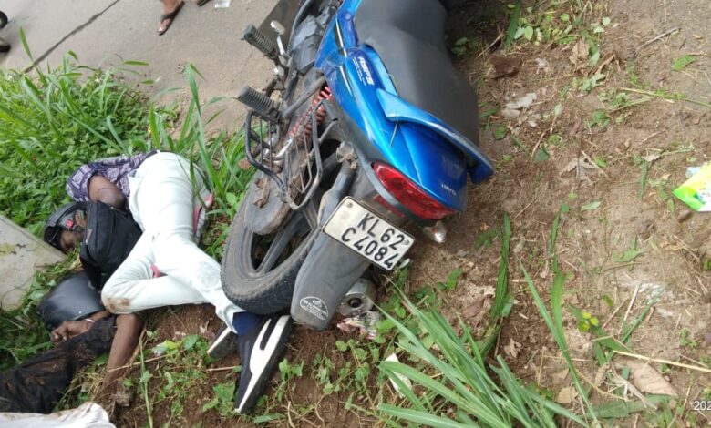 കടമ്മനിട്ട-കോഴഞ്ചേരി റോഡിൽ ബൈക്കപകടത്തിൽ രണ്ട് യുവാക്കൾക്ക് പരിക്കേറ്റു