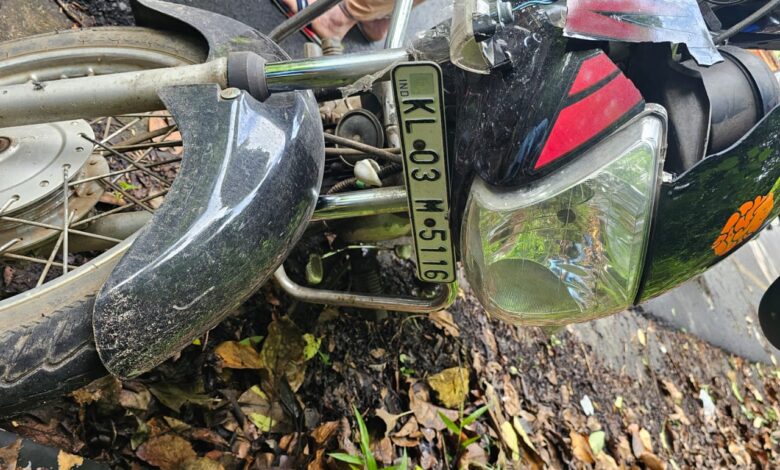 പ്ലാച്ചേരി ജംഗ്ഷനു സമീപം വനത്തോടു ചേർന്നുള്ള റോഡിൽ മദ്യപിച്ച് ബൈക്കിൽനിന്ന് വീണയാളിനെ പോലീസ് എത്തി സ്റ്റേഷനിലെത്തിച്ചു