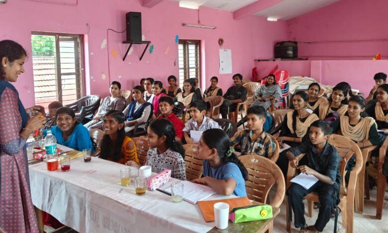 ചെറുകോൽ ടി.ടി.ഐ യിലെ അധ്യാപക വിദ്യാർത്ഥികൾക്ക് ആവേശമായി അജിനി ടീച്ചർ