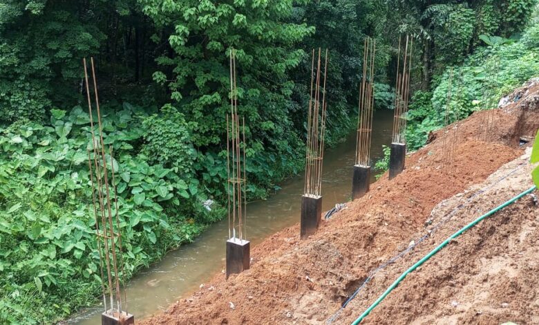 അത്തിക്കയം ജംഗഷനിൽ തോടിൻ്റെ കരയിൽ ദൂരപരിധി ലംഘിച്ച് നിർമ്മാണം നടക്കുന്നതായി പരാതി