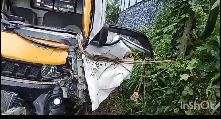 റാന്നിമന്ദിരം- വടശ്ശേരിക്കര റോഡിൽ സമ്പ്സ്റ്റേഷൻ പടിയിൽ മിനിപിക്കപ്പ് വാൻ വൈദ്ധ്യുത തൂണിലിടിച്ച അപകടത്തിൽ യുവാവിന് പരിക്കേറ്റു.