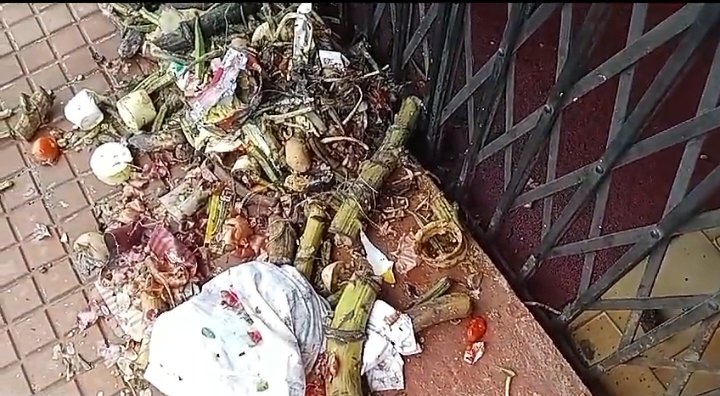 റാന്നിപഞ്ചായത്ത് ഓഫീസിന് മുന്നിൽചവറുകൂനവിതറിയനിലയിൽ കണ്ടതിനെതുടർന്ന്സെക്രട്ടറി പോലീസിൽ പരാതി നല്കി