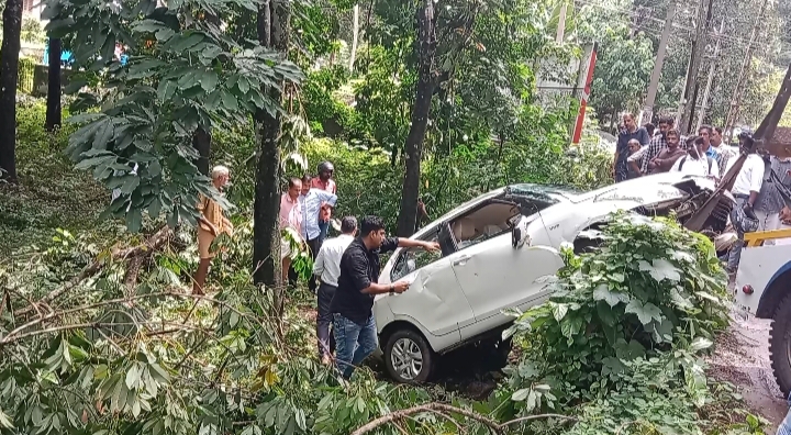 റാന്നി ഇട്ടിയപ്പാറ ബൈപ്പാസ് ജംഗഷനു സമീപം കാർ താഴ്ചയിലേക്ക് ഓടി ഇറങ്ങി അപടം ഉണ്ടായി
