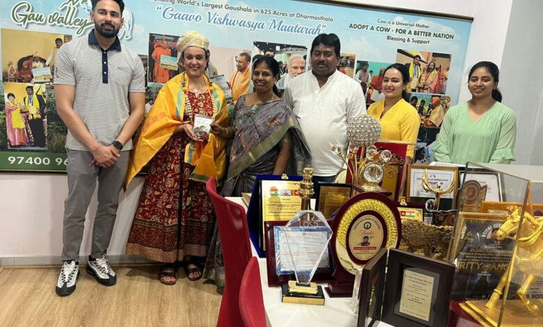 കാനഡയിലെ പ്രമുഖ അഭിഭാഷക ശ്രീമതി ലതാ മേനോനെ മൈസൂർ പേട്ട നൽകി ആദരിച്ചു .