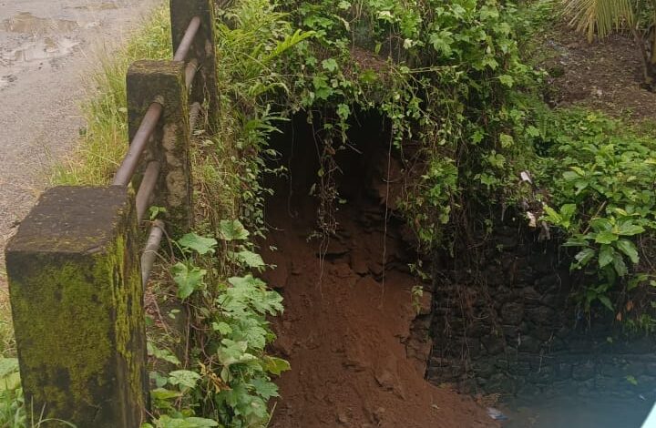 അത്തിക്കയം – കടുമിൻചിറ റോഡിലെ കൊച്ചു പാലത്തിൻ്റെ സമീപന റോഡ് ഇടിഞ്ഞുതാണു