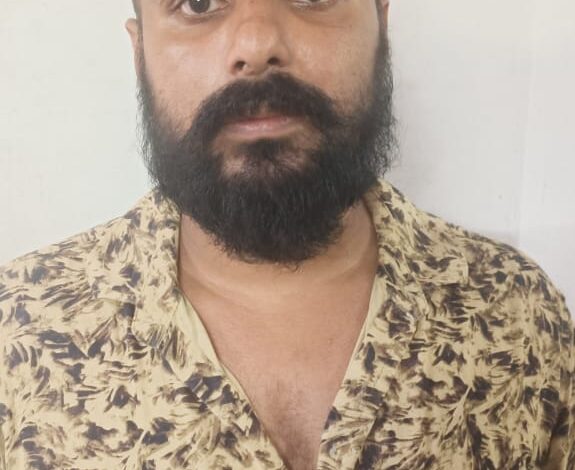 പച്ചമണ്ണ് കടത്തിയ ടിപ്പറുകൾ പോലീസ് പിടിച്ചതിന് സ്റ്റേഷനിൽ ആത്മഹത്യാശ്രമം നടത്തിയ യുവാവ് മോഷ്ടാക്കളെ സഹായിച്ച കേസിൽ അറസ്റ്റിൽ