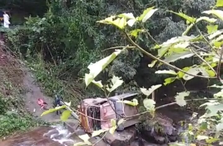 റാന്നി ചിറ്റാർ പടയണിപ്പാറയിൽ ടിപ്പർ ലോറി റോഡിൻ്റെ വശത്തേ താഴ്ചയിലേക്ക് മറിഞ്ഞപകടമുണ്ടായി