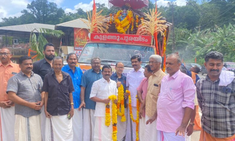 അഷ്ടമി രോഹിണി നാളിലെ സദ്യക്ക് ചേനപ്പാടിയിൽ നിന്നും എത്തിയ പാളത്തൈര് ഘോഷയാത്രക്ക് റാന്നി തോട്ടമൺകാവ് ക്ഷേത്രത്തിൽ എംഎൽഎ അഡ്വ.പ്രമോദ് നാരായൺ സ്വീകരിക്കുന്നു