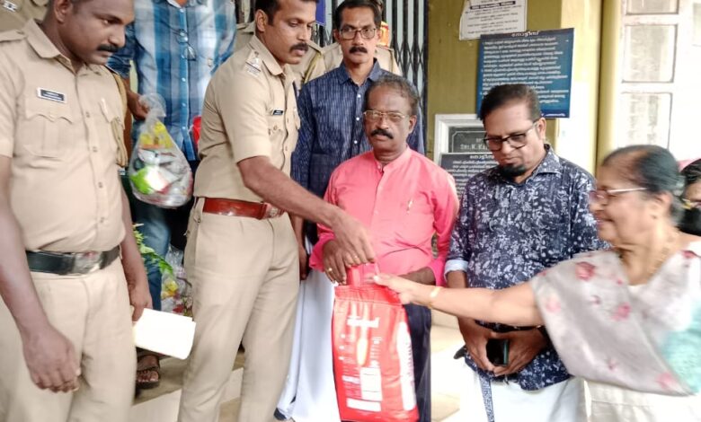 പത്തനംതിട്ട പന്തളം ജനമൈത്രി പോലീസ് ഓണക്കിറ്റ് വിതരണം നടത്തി