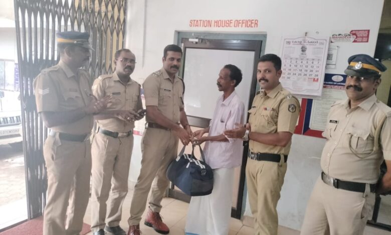 പന്തളം പോലീസിന്റെ കരുതൽ, നഷ്ടമായ പണമടങ്ങിയ ബാഗ് ഉടമസ്ഥന് തിരികെ കിട്ടി