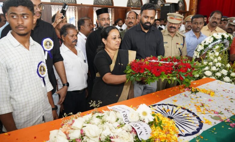 സംസ്ഥാന സര്‍ക്കാരിനും മുഖ്യമന്ത്രിക്കും വേണ്ടി മന്ത്രി വീണാ ജോർജ്ജ് സൈനികൻ തോമസ് ചെറിയാന് അന്ത്യോപചാരം അര്‍പ്പിച്ചു