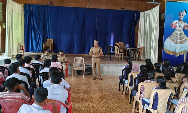 റാന്നി ജനമൈത്രി പോലീസ് വിദ്യാർത്ഥികൾക്ക് ബോധവൽക്കരണക്ലാസ്സ്‌ നടത്തി