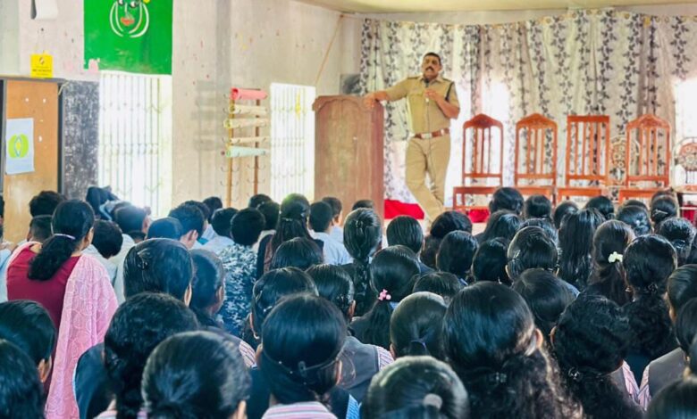 പെരുനാട് പോലീസ് വിദ്യാർത്ഥികൾക്ക് ബോധവൽക്കരണക്ലാസ്സ്‌ നടത്തി
