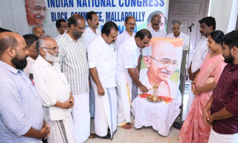 മല്ലപ്പള്ളി കോൺഗ്രസ്‌ ബ്ലോക്ക് കമ്മറ്റി ആസ്ഥാനത്ത്‌ നടത്തിയ ഗാന്ധിജയന്തി ദിനാഘോഷങ്ങൾ കെപിസിസി മുൻ നിർവ്വഹക സമതി അംഗം അഡ്വ. റെജി തോമസ്‌ ഉദ്ഘാടനം ചെയ്തു