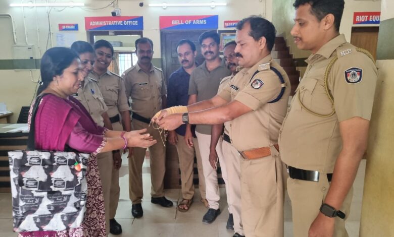 കളഞ്ഞുകിട്ടിയ സ്വർണം പോലീസിൽ ഏൽപ്പിച്ച് വീട്ടമ്മ മാതൃകയായി, ഉടമയെ കണ്ടെത്തി തിരികെയേൽപ്പിച്ച് പോലീസ്