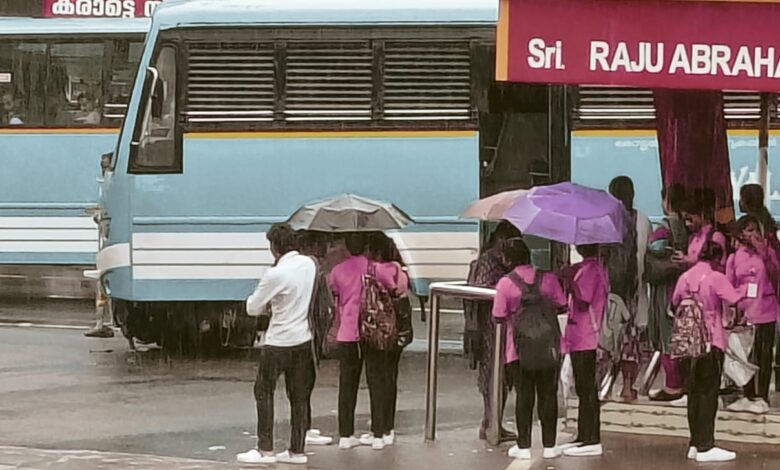 റാന്നിപെരുമ്പുഴ ബസ് സ്റ്റാന്‍ഡില്‍ സ്വകാര്യ ബസും ഇരുചക്രവാഹനവും കൂട്ടിയിടിച്ചുണ്ടായ അപകടത്തില്‍ രണ്ടു പേര്‍ക്ക് പരിക്ക് പറ്റി