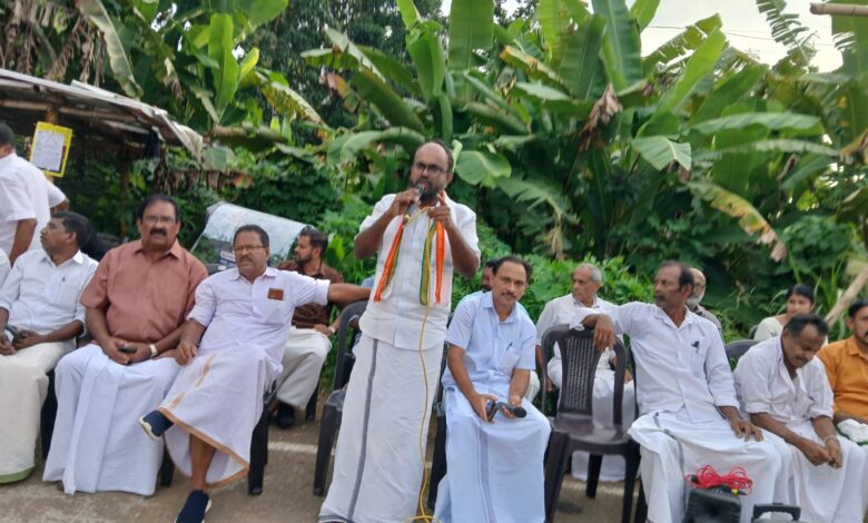 കോൺഗ്രസ്  ചെറുകോൽ കമ്മിറ്റിയുടെ നേതൃത്വത്തിൽ  പിണറായി സർക്കാർ രാജിവയ്ക്കുക എന്ന ആവശ്യവുമായി പ്രതിഷേധയോഗം കീകൊഴൂർ ജംഗ്ഷനിൽ നടന്നു.