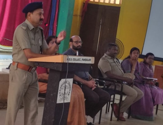 കോളേജ് വിദ്യാർത്ഥികൾക്കായി ബോധവൽക്കരണക്ലാസ്സ്‌ നടത്തി പോലീസ്