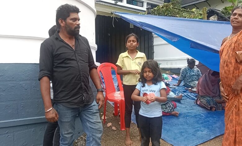 ഭൂമിക്കു നൽകിയ അഡ്വാൻസ് തുക തിരികെ കിട്ടാൻ വീട്ടുപടിക്കൽ സത്യഗ്രഹം ചെയ്ത  കുടുബങ്ങളെ പോലീസ് നീക്കം ചെയ്തു
