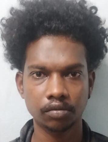 കോന്നി ടൗണിലെ ബാറിന് മുന്നിൽ  കട്ട കൊണ്ട് എറിഞ്ഞു പരിക്കേൽപ്പിച്ച കേസിലെ ഒരു പ്രതി അറസ്റ്റിലായി