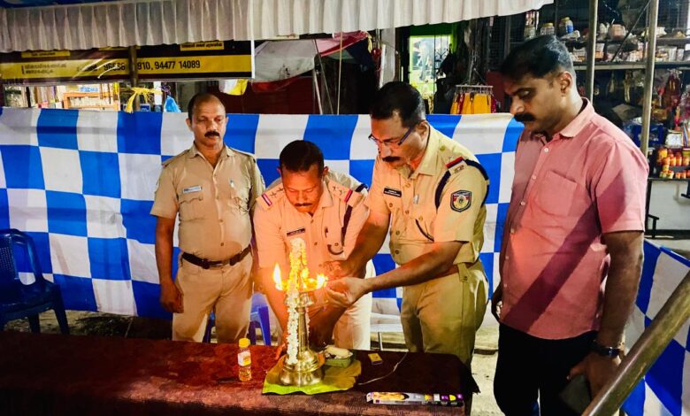 ശബരിമലതീർത്ഥാടനം തുടങ്ങിയതോടെആറന്മുള ക്ഷേത്രത്തിന് സമീപവും കോഴഞ്ചേരിയിലും ശബരിമല പോലീസ് എയ്ഡ് പോസ്റ്റ് തുറന്നു