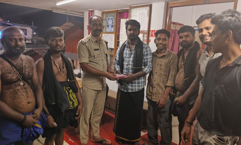 ശബരിമലയിൽ കർണാടക സ്വദേശിയായ അയ്യപ്പഭക്തന്റെ നഷ്ടപ്പെട്ട പണം അടങ്ങിയ പേഴ്സ് പോലീസ് കണ്ടെത്തി നൽകി