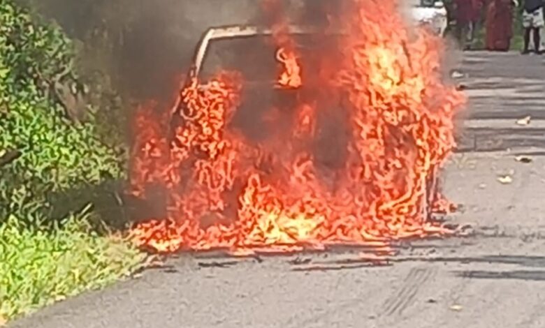 പത്തനംതിട്ട റാന്നി വെച്ചൂച്ചിറക്ക് സമീപം ഓട്ടത്തിനിടെ കാറിന് തീപിടിച്ചത് യാത്രക്കാരെ പരിഭ്രാന്തിയിലാക്കി