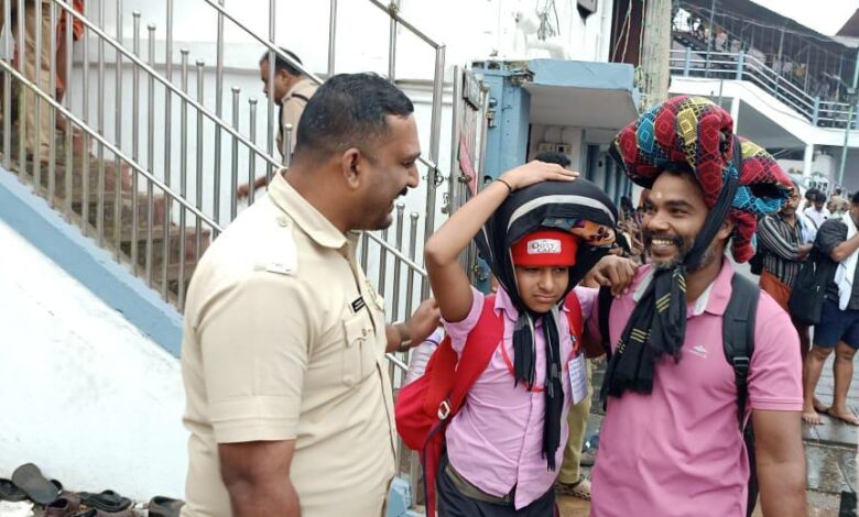 ശബരിമല സന്നിധാനത്ത് കൂട്ടം തെറ്റിയ മണികണ്ഠസ്വാമിയെ നിമിഷങ്ങൾക്കകം കണ്ടെത്തി ബന്ധുക്കളെ തിരികെ ഏൽപ്പിച്ച് പോലീസ്