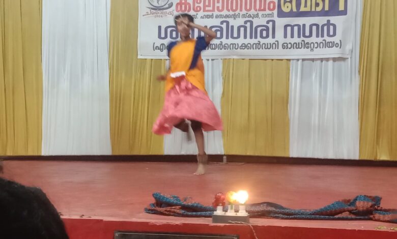 റാന്നി എം എസ് സ്കൂളിൽ നടന്ന സബ് ജില്ലാ സ്കൂൾ കലോത്സവത്തിൽ വെച്ചൂച്ചിറ സെൻ്റ്തോമസ് സ്കൂളിലെ കീർത്തന. അവതരിപ്പിച്ച നാടോടിനൃത്തം