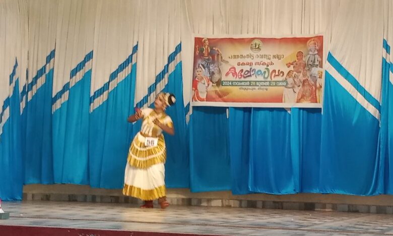 തിരുവല്ലായിൽ നടന്ന റവന്യൂജില്ലാ സ്കൂൾ കലോത്സവം മോഹിനിയാട്ടം നിരഞ്‌ജന. എൻ.എസ്.എസ്.ജി.എച്ച്.എസ്. പന്തളം