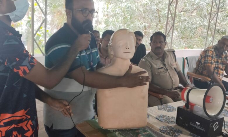 സി പി ആർ നടപടിക്രമം സംബന്ധിച്ച പരിശീലനം പോലീസ് ഉദ്യോഗസ്ഥർക്ക് നൽകി