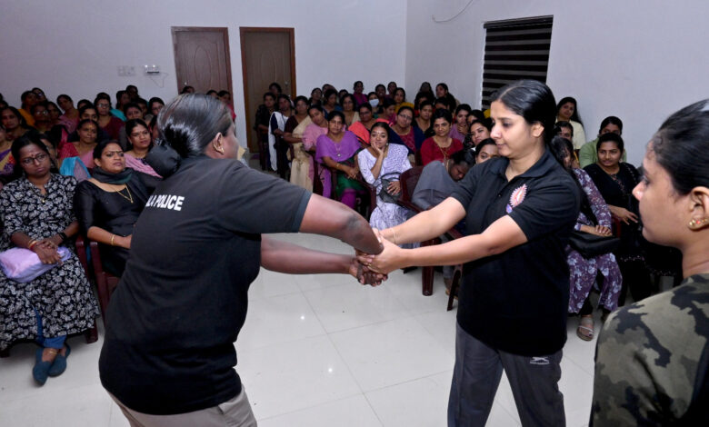 പത്തനംതിട്ടയിൽ ബിവറേജസ് കോർപ്പറേഷനിലെ വനിതാ ജീവനക്കാർക്ക് സ്വയരക്ഷാ പരിശീലനം നൽകി ജില്ലാ പോലീസ്