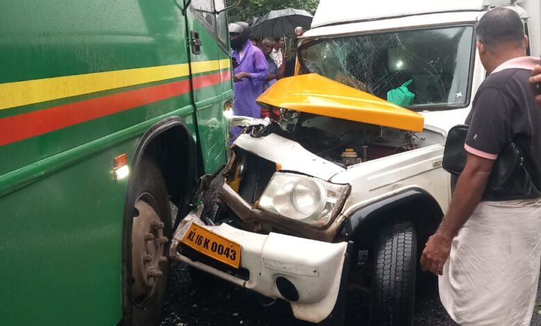 റാന്നി വെച്ചൂച്ചിറ കുംഭിതോട്ടിൽസ്വകാര്യബസും പിക്കപ്പ് വാനും കൂട്ടിയിടിച്ചു.അപകടത്തില്‍ ആര്‍ക്കും പരിക്കില്ല