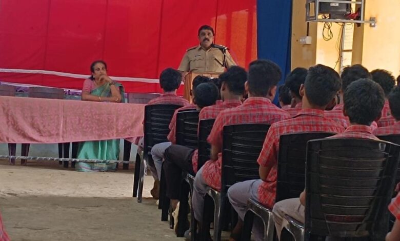 പെരുനാട് പോലീസും ജനമൈത്രി സമിതിയും ചേർന്ന് വിദ്യാർത്ഥികൾക്ക് ലഹരിവിരുദ്ധ ക്ലാസ്സ്‌ നൽകി