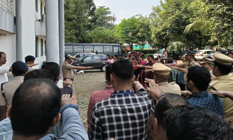 മനുഷ്യാവകാശ ദിനത്തോടനുബന്ധിച്ച് ജില്ലാ പോലീസ് ആസ്ഥാനത്ത് പ്രതിജ്ഞയെടുത്തു