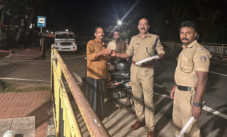 ശബരിമല തീർഥാടനകാലത്ത് ഡ്രൈവർമാർക്ക് ചുക്കുകാപ്പിവിതരണം ഏർപ്പെടുത്തി പന്തളം പോലീസ്