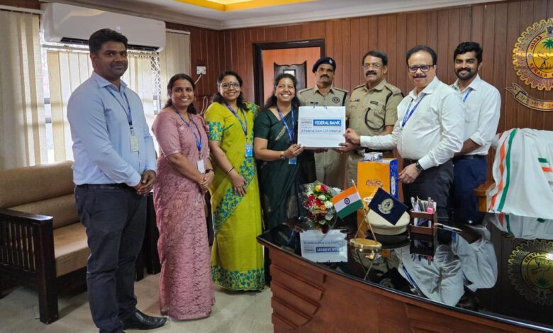 ശബരിമല: പോലീസിന് മാസ്കും സാനിറ്റയ്‌സറും ഗ്ലൗസും നൽകി ഫെഡറൽ ബാങ്ക്