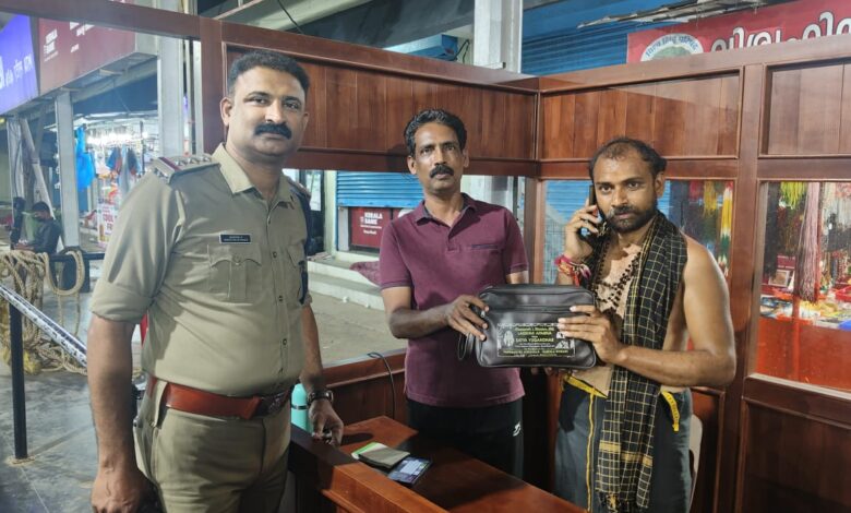 അയ്യപ്പഭക്തരുടെ എഴുപത്തി അയ്യായിരം രൂപയടങ്ങിയ ബാഗും, 3 മൊബൈൽ ഫോണുകളും ഉടമസ്ഥരെ കണ്ടെത്തി നൽകി പോലീസ്