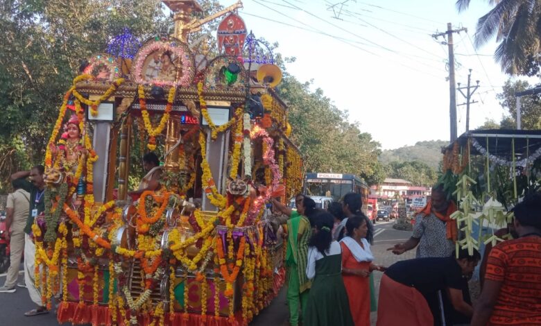 ശബരിമല മണ്ഡലപൂജ യ്ക്ക് അയ്യപ്പ വിഗ്രഹത്തിൽ ചാർ ത്തുന്ന തങ്ക അങ്കി രഥഘോഷയാത്രയ്ക്ക്  റാന്നിയിൽ  ഭക്തർ ഭക്തിനിർഭര സ്വീകരണം നൽകി