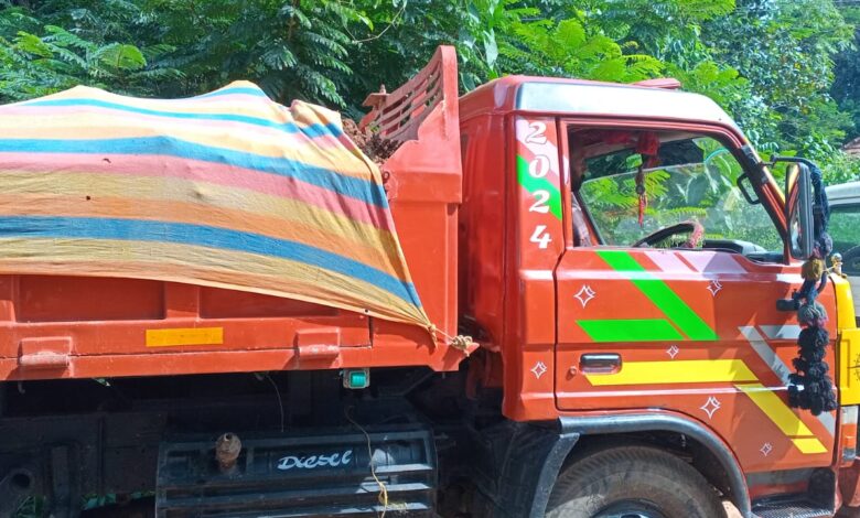 അനധികൃതമായി ചെളിമണ്ണ് കയറ്റിവന്ന ടിപ്പർ ലോറി പുളിക്കീഴ് പോലീസ് പിടികൂടി