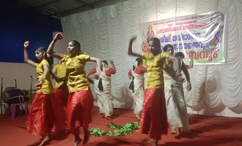 പരുത്തിക്കാവ്ദേവീക്ഷേത്രത്തിൽ  ചെറുകുളഞ്ഞി ദുർഗ്ഗാ ടീം അവതരിപ്പിച്ച കൈകൊട്ടിക്കളി