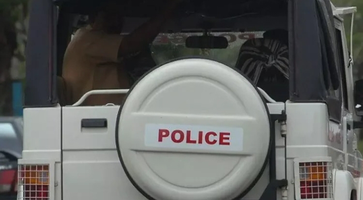 സ്ത്രീകളെ ശല്യം ചെയ്യുന്നതായി അറിഞ്ഞെത്തിയ പോലീസിനെ ഉപദ്രവിച്ച18 കാരൻ പിടിയിലായി