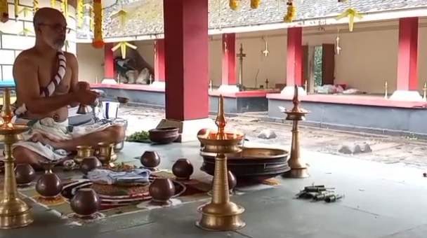 പത്തനംതിട്ടറാന്നി ഭഗവതികുന്ന് ദേവീക്ഷേത്രത്തിൽ   ക്ഷേത്രതന്ത്രി രാകേഷ് നാരായണ ഭട്ടതിരിയുടെ കാർമ്മികത്വത്തിൽ നടന്ന കളഭാഭിഷേകം