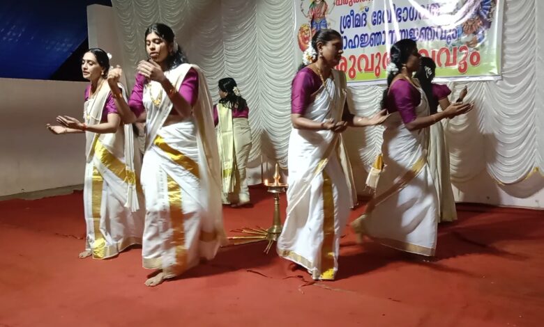 റാന്നി ചെറുകുളഞ്ഞി പരുത്തിക്കാവ് ദേവീക്ഷേത്രത്തിൽ വാഴക്കുന്നം ശ്രീഭദ്രാ തിരുവാതിര സംഘം അവതരിപ്പിച്ച തിരുവാതിരകളി