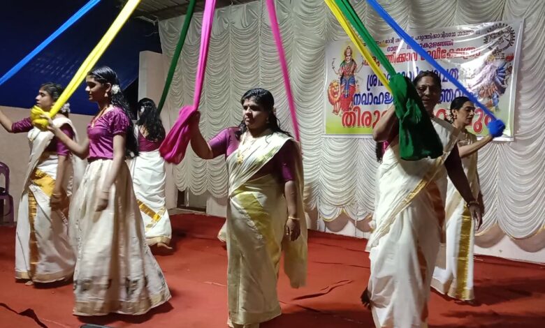 റാന്നി ചെറുകുളഞ്ഞി പരുത്തിക്കാവ് ദേവീക്ഷേത്രത്തിൽ വാഴക്കുന്നം ശ്രീഭദ്രാ തിരുവാതിര സംഘം അവതരിപ്പിച്ച പിന്നൽതിരുവാതിര ‘