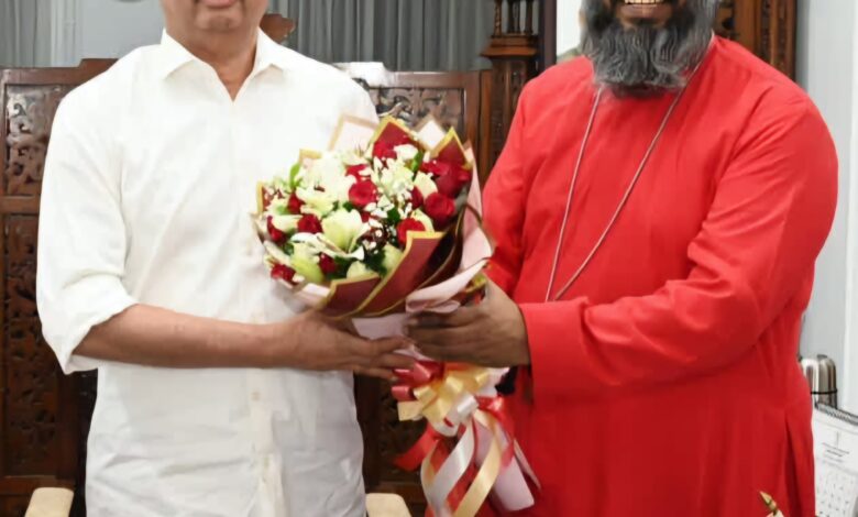 ഗവർണർ  രാജേന്ദ്ര വിശ്വനാഥ് അർലേക്കർക്ക്  ബിഷപ്പ് മാത്യൂസ് മാർ സിൽവാനിയോസ് എപ്പിസ്ക്കോപ്പ  ആശംസകൾ നേർന്നു