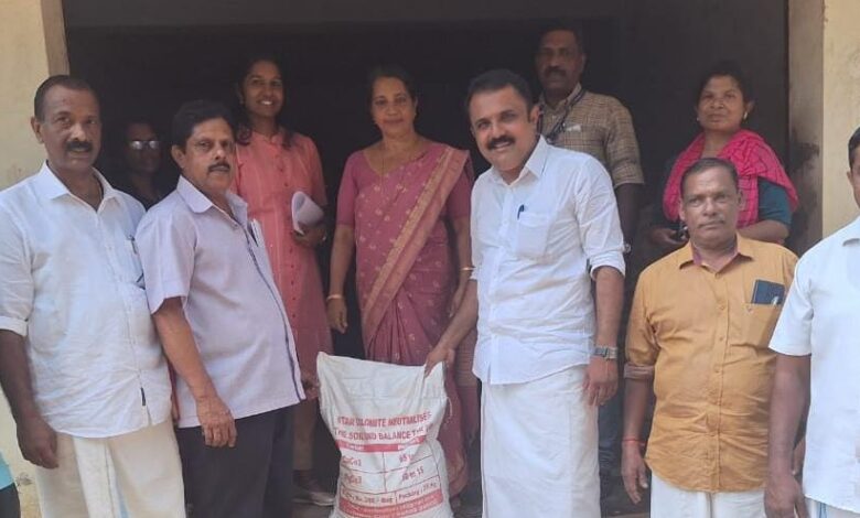 കല്ലൂപ്പാറ ഗ്രാമപഞ്ചായത്ത് ജനകീയസൂത്രണം പദ്ധതി പ്രകാരം ഡോളോമൈറ്റ് വിതരണ ഉദ്ഘാടനം ഗ്രാമ പഞ്ചായത്ത് വൈസ് പ്രസിഡന്റ് എബി മേക്കരിങ്ങാട്ട് നിർവഹിച്ചു