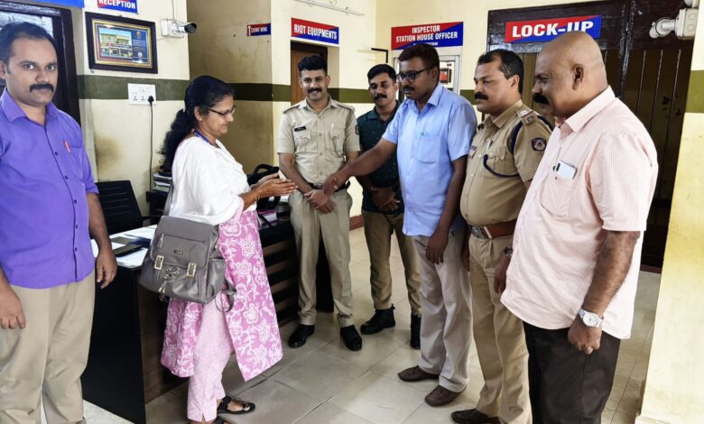 യാത്രക്കിടയിൽ അധ്യാപികക്ക് നഷ്ടപ്പെട്ട സ്വർണമാല  തിരികെ ഏൽപ്പിച്ച് പത്തനംതിട്ട പോലീസ്