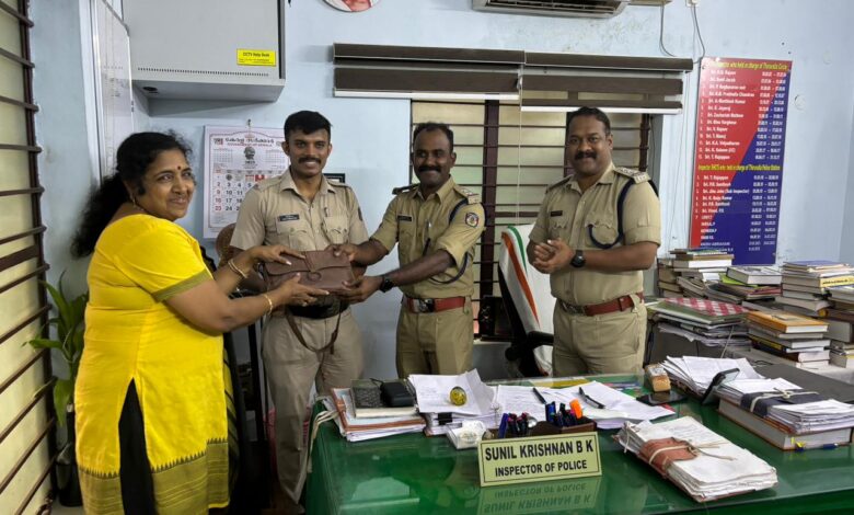 നഷ്ടപെട്ട പണവും സ്വർണവും അടങ്ങിയ ബാഗ് തിരുവല്ലപോലീസ് ഉടനടി കണ്ടെത്തി തിരിച്ചേൽപ്പിച്ചു